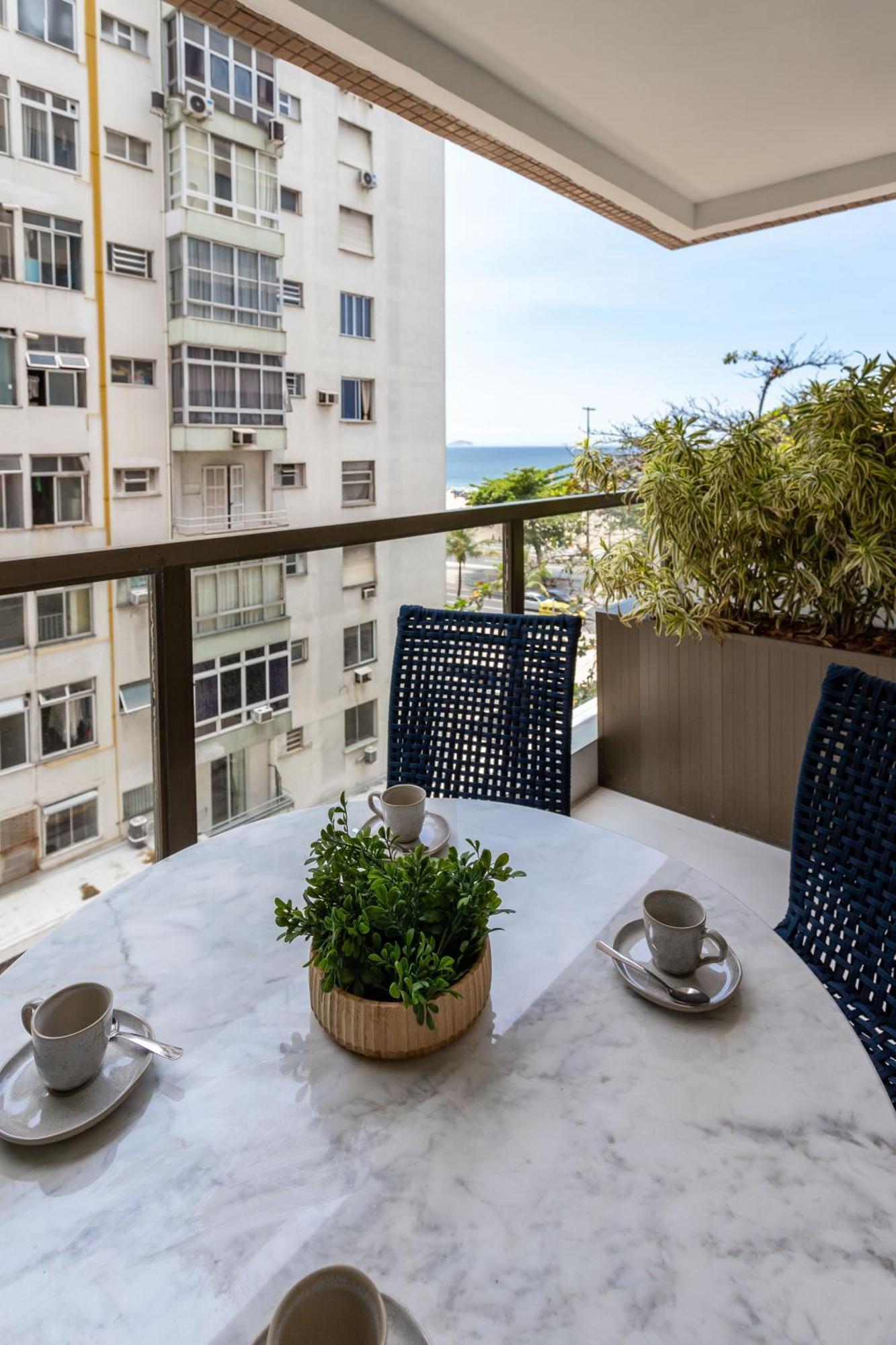 Copacabana Paradise, Ocean View, Balcony & 2 Baths * Rio de Janeiro