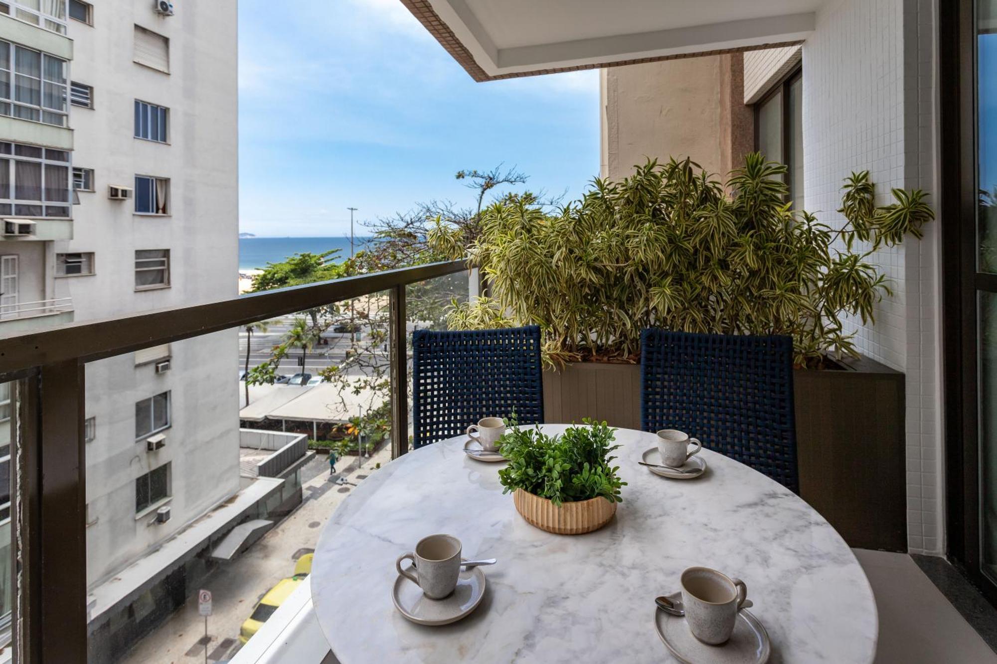 Copacabana Paradise, Ocean View, Balcony & 2 Baths